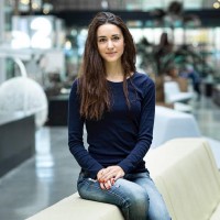 Roxanne VARZA